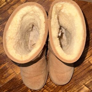 Short classic Chestnut UGG boots